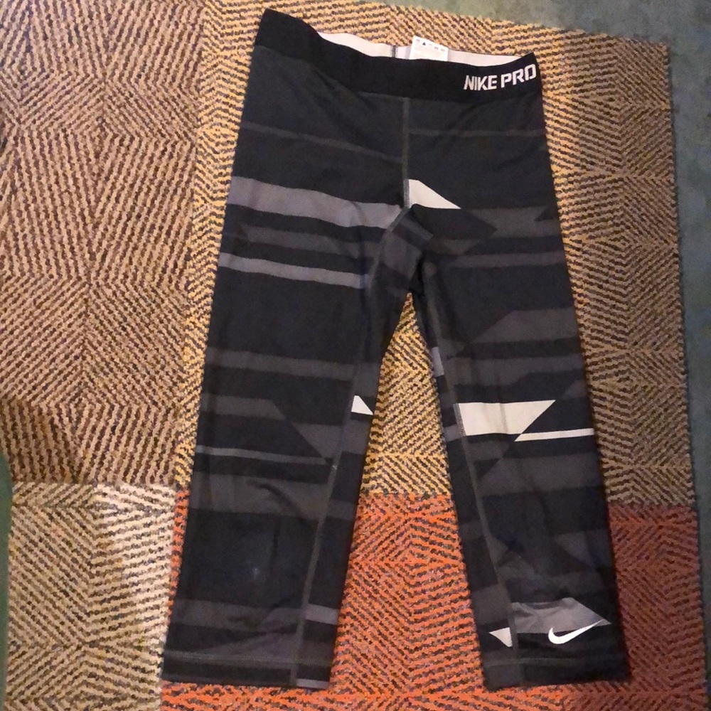 Nike pro xs crop leggings.